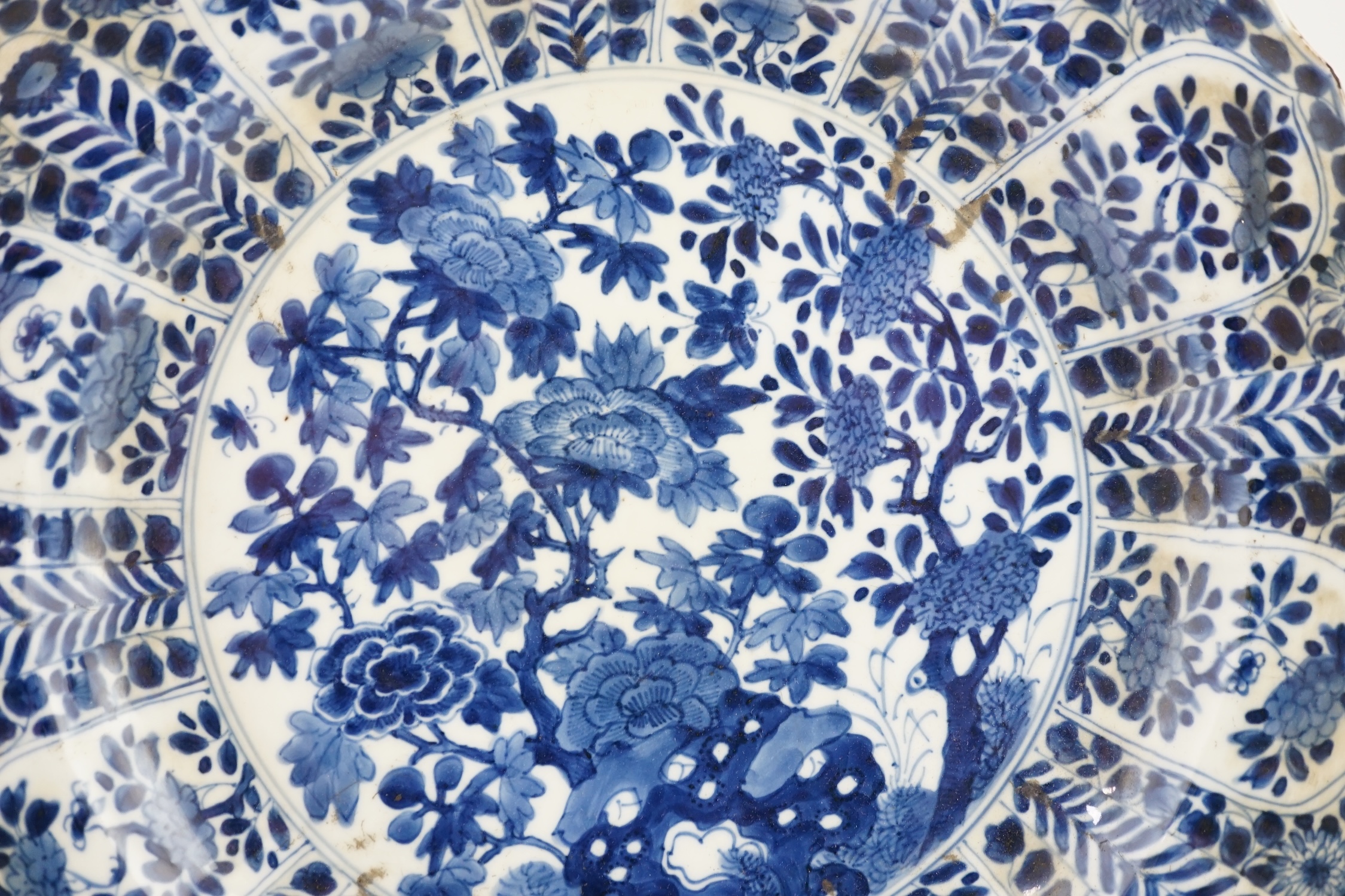 A pair of Chinese blue and white chargers, Kangxi period (1662-1722)
